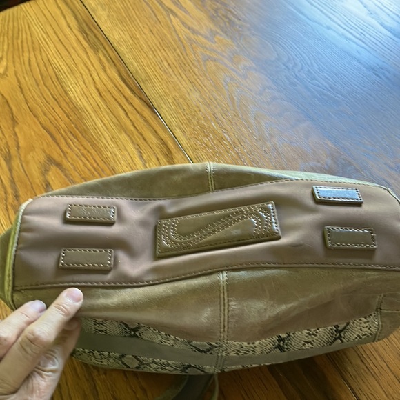 NWT DISTRESSED TAN LEATHER SHOULDER BAG WITH MAN MADE TRIM - Picture 12 of 14